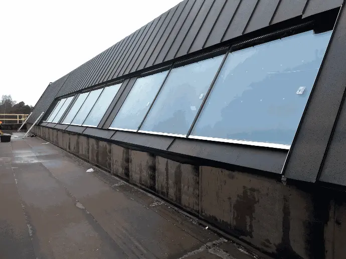 Laaja lasipinta rakennuksen katolla.