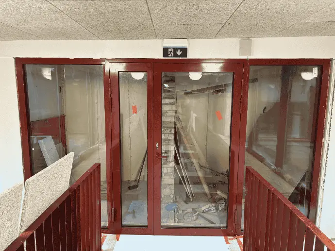 Lasinen ovi- ja ikkunaratkaisu sisäkäytävällä.