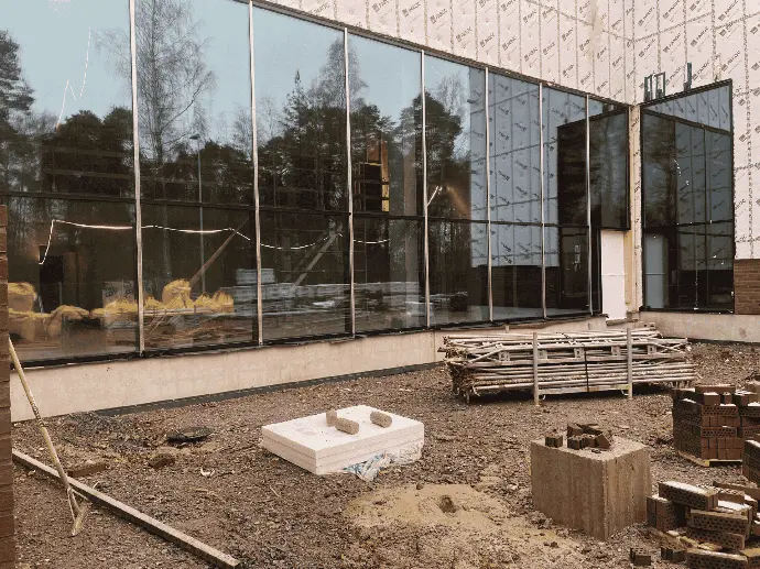 Laaja lasipinta rakennuksen  julkisivulla.