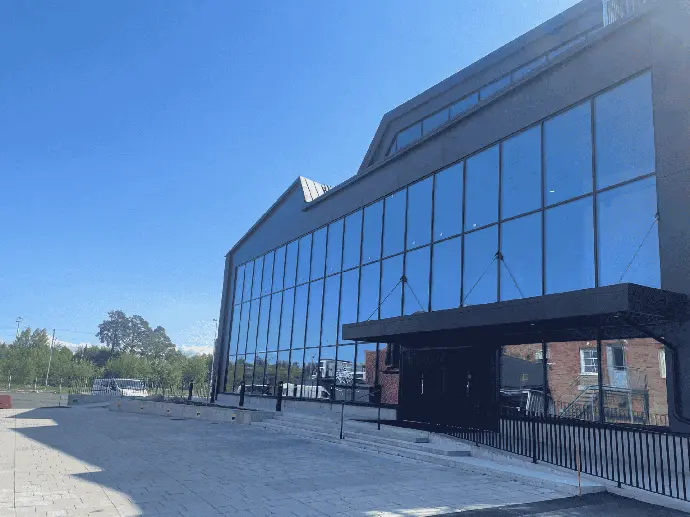 Ikkuna-asennus suureen julkisivupintaan.