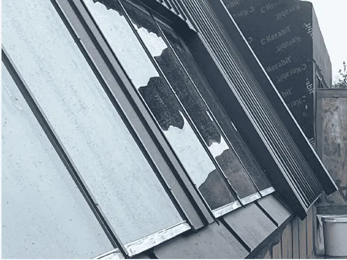 Yläikkunoita asennettuna kaltevalla kattopinnalla.